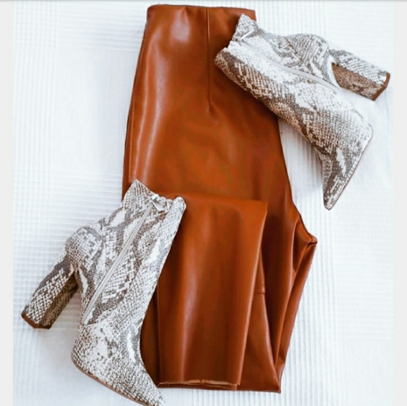 🆕️The New York//grey snake print boot - Picture 6 of 8